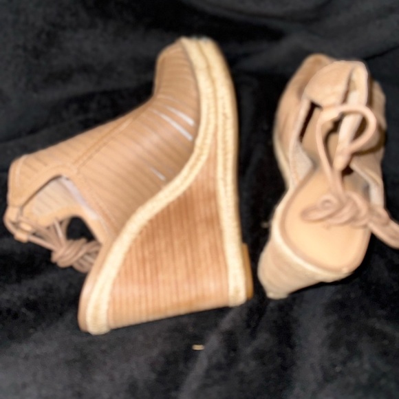 Lucky Brand Tan Wedges with Textured Upper and Wrap-Around Design - Picture 4 of 11
